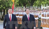 Tổng Bí thư, Chủ tịch nước Trung Quốc Tập Cận Bình và Chủ tịch nước Trần Đại Quang duyệt đội quân danh dự. (Ảnh: Nhan Sáng/TTXVN)