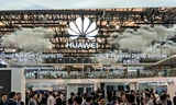 Khách tham quan gian hàng của Huawei tại Triển lãm Di động MWC 2017 ở Thượng Hải. Ảnh: Reuters