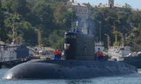 Cận cảnh tàu ngầm tấn công Nga tiến vào quân cảng