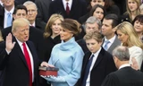 Ông Trump tuyên thệ.