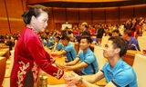 Chủ tịch Quốc hội chụp ảnh lưu niệm cùng đội U23