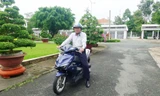 Ông Nguyễn Văn Dương - Chủ tịch UBND tỉnh Đồng Tháp tự đi xe máy đến nhiệm sở. Ảnh: Dân Trí
