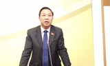ĐBQH Lưu Bình Nhưỡng trao đổi nhanh với PV các cơ quan báo chí đầu giờ chiều nay, 9/11.