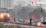 NÓNG 15/3: Clip 2 phụ nữ 'thả dáng' trên đường ray, tàu hỏa phải phanh gấp gây bức xúc