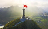 Cột cờ Lũng Cú nằm trên đỉnh núi nào?