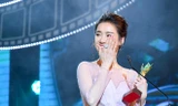 Nhã Phương bật khóc khi lên sân khấu nhận giải Cánh diều vàng. Ảnh: Zing
