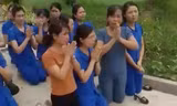 Loạt giáo viên quỳ xin không đóng cửa nơi dạy trẻ.