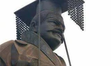 Tượng Tần Thủy Hoàng bị quật ngã khiến người dân Trung Quốc hoang mang