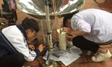 Hai nam sinh trong dự án "Hệ thống chưng cất nước mặn thành nước ngọt với kỹ thuật chân không bằng bơm thủy lực bởi năng lượng sóng biển”.