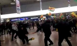 Hỗn chiến giữa người Thổ Nhĩ Kỳ và Kurd tại sân bay Đức.