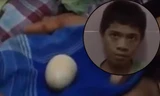 Cậu bé biết "đẻ" trứng ở Indonesia. 