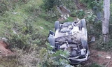 Chiếc xe mới bị hư hỏng nặng sau cú lao xuống vực. 