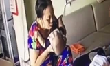 Nữ giúp việc nhổ nước bọt vào miệng đứa bé chưa đến 6 tháng tuổi. Ảnh cắt từ clip
