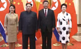 Bà Ri Sol-ju (trái) xuất hiện cùng chồng, Chủ tịch Triều Tiên Kim Jong-un, trong lễ đón tiếp tại Bắc Kinh do vợ chồng Chủ tịch Trung Quốc Tập Cận Bình và bà Bành Lệ Viện chủ trì. Ảnh: Tân Hoa Xã