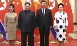 Bà Ri Sol-ju (trái) xuất hiện cùng chồng, Chủ tịch Triều Tiên Kim Jong-un, trong lễ đón tiếp tại Bắc Kinh do vợ chồng Chủ tịch Trung Quốc Tập Cận Bình và bà Bành Lệ Viện chủ trì. Ảnh: Tân Hoa Xã