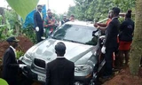 Con trai chôn cất cha trong chiếc BMW mới trị giá 2 tỷ đồng