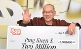 Ông Ping Kuen Shum đi nhận giải thưởng 2 triệu đô la Canada (1,5 triệu USD) hôm 2/5. Ảnh: British Columbia Lottery Corporation