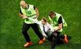 Một thành viên Pussy Riot bị cưỡng chế rời sân thi đấu chung kết World Cup.