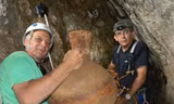 Tiến sĩ Danny Syon (bên phải) và Tiến sĩ Yinon Shivtiel và chiếc bình gốm . Ảnh: jewishpress.com