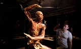 Xác chết nhảy múa trong triển lãm Body Worlds Vital. 