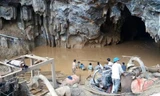 Tìm kiếm nạn nhân mắc kẹt bên trong hầm vàng. (Ảnh: Vũ Hà/TTXVN)