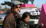 Brad Pitt bên con trai Pax Thiên lúc nhỏ.