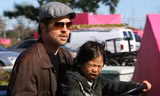 Brad Pitt bên con trai Pax Thiên lúc nhỏ.