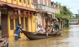 Hội An ngập sâu, du khách thuê ghe ra phố sau bão