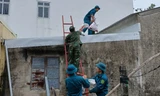 Bộ đội, công an đội mưa giúp dân Quảng Nam chằng chống nhà cửa trước bão Trà Mi