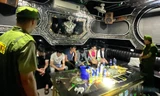 Đột kích quán karaoke, bắt quả tang 8 nam, nữ ‘phê’ ma túy