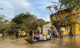 Phố cổ Hội An chìm trong nước lũ, du khách di chuyển bằng ghe thuyền