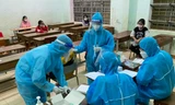 Lấy mẫu xét nghiệm COVID-19 cho học sinh huyện miền núi Phước Sơn. Ảnh Tr. Ý