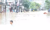 Quảng Nam: Nước lũ ngập sâu, đau lòng phát hiện bé trai 2 tuổi đuối nước ở sau nhà 