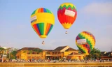 Du khách thích thú bay khinh khí cầu ngắm phố cổ Hội An