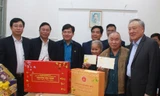 Phó Thủ tướng Thường trực Nguyễn Hòa Bình trao quà Tết tại Quảng Nam