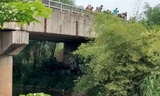 Phát hiện thi thể nghi nữ giới bị cháy đen dưới cầu