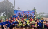 Bạn trẻ vượt trăm cây số chở chăn và áo ấm tặng học sinh vùng cao