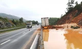 Sạt lở trên tuyến cao tốc Đà Nẵng - Quảng Ngãi, đoạn qua xã Tam Anh Bắc, huyện Núi Thành, Quảng Nam.