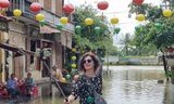 Nước lụt tràn vào phố cổ Hội An, khách Tây lội bì bõm chụp hình
