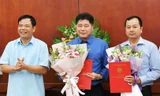 Bộ trưởng NN&PTNT Nguyễn Xuân Cường và lãnh đạo Bộ chúc mừng các cán bộ vừa được bổ nhiệm.