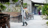  Phun thuốc tiêu độc khử trùng ở Đông Đô (huyện Hưng Hà, tỉnh Thái Bình) 