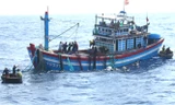 Hai ngư dân và lưới trên tàu gặp nạn đã được đưa lên một tàu cá khác về đất liền (Ảnh minh họa)