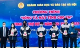 5 học sinh đại diện 2000 em nhận hỗ trợ đợt 6 của Chương trình