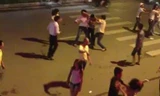 Clip: Nhóm thanh niên đâm chém loạn xạ trên phố