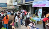 Rất đông bạn trẻ đến tham dự chợ phiên Thanh niên.
