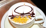 Cappuchino vàng. Đây là loại thức uống dành riêng cho giới quý tộc ở Abu Dhabi, Ả Rập. Cà phê không những được pha với vàng mà còn được bổ sung thêm lá bạc hà, tạo ra hương vị khá đặc biệt. 