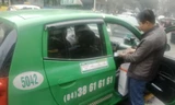 Lái xe taxi trả lại khách 30 nghìn USD bỏ quên 
