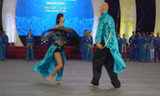 Võ sĩ ngoại mặc áo dài múa côn nhị khúc 'gây mê' mỹ nhân