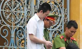 Nguyễn Quốc Lâm (áo trắng) lãnh án 12 năm tù.