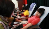 Nhiều bạn trẻ Vĩnh Phúc hào hứng hiến máu.